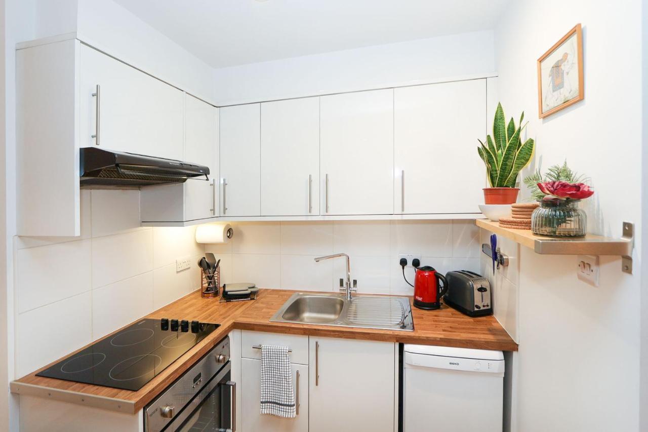 Leilighet Bright 2-bed Garden Flat With Skylights In Chelsea