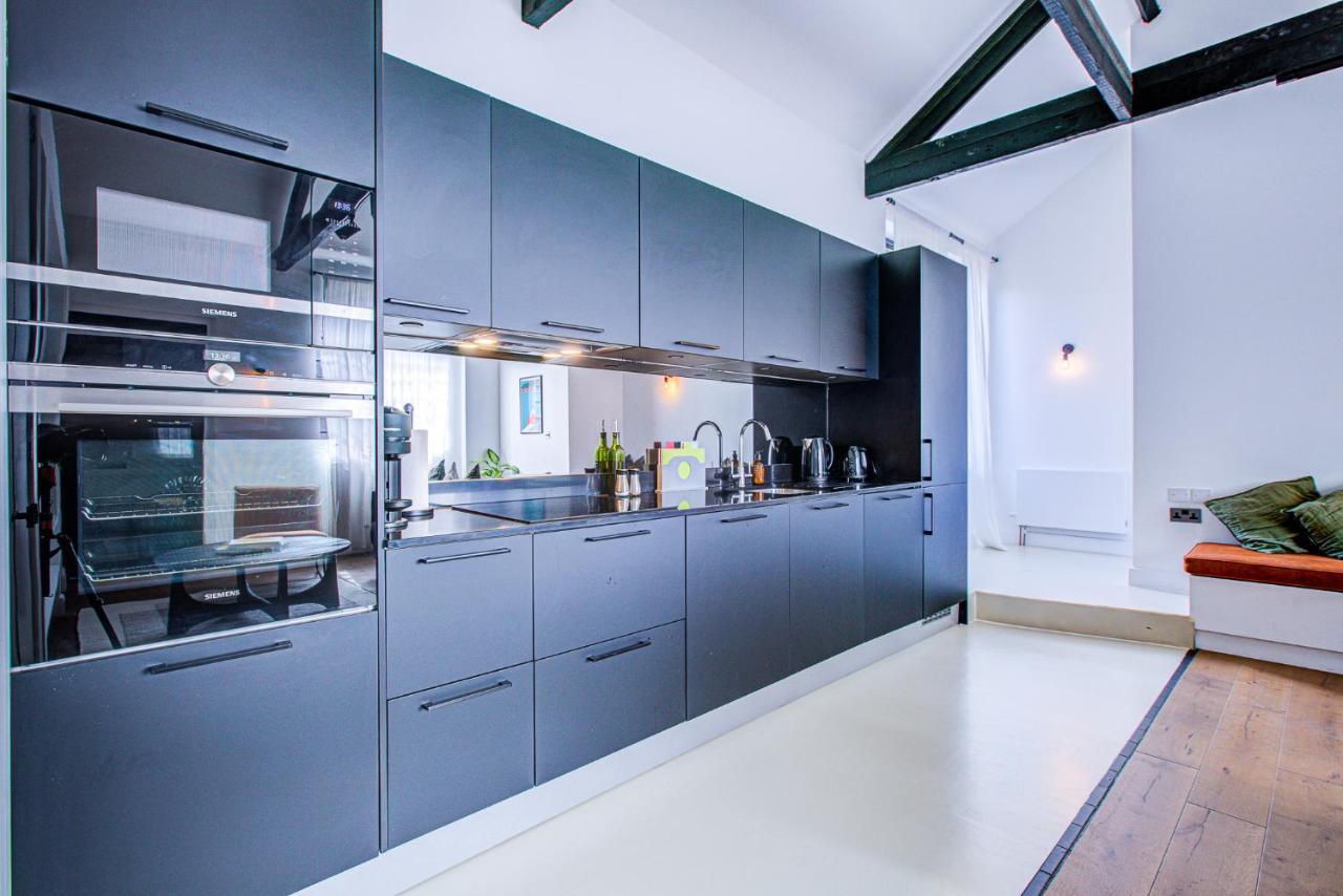 Stylish 1br Unit, Super Fast Internet, Gated Complex - Near Queen's Park! Apartment *