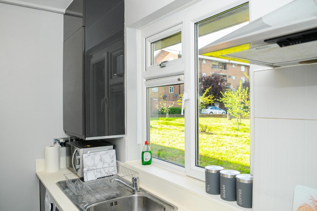 Greater London, 1 Bed Flat, Parking, Nr Metro Stations, 15mins To Apartment London