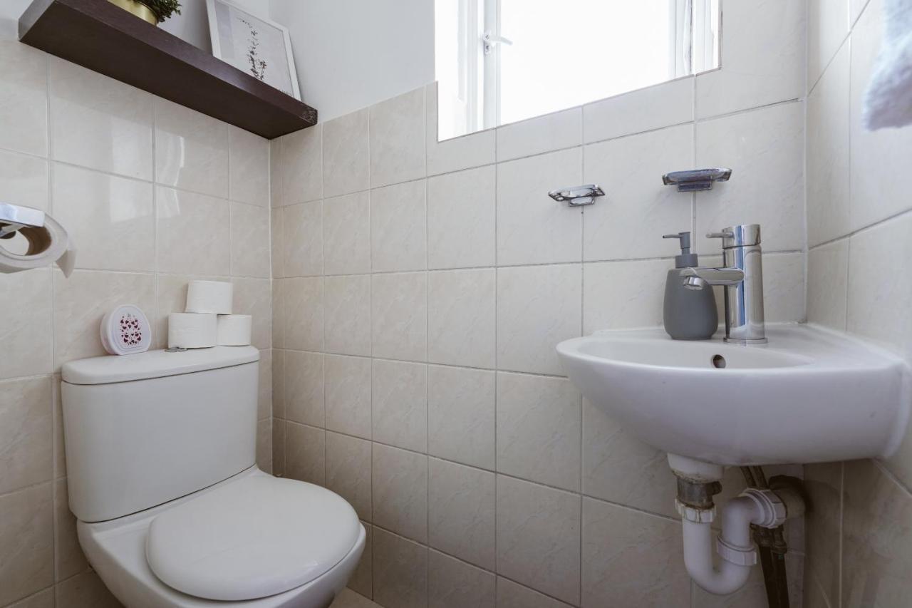 Guest house Great In Stepney Station - 12