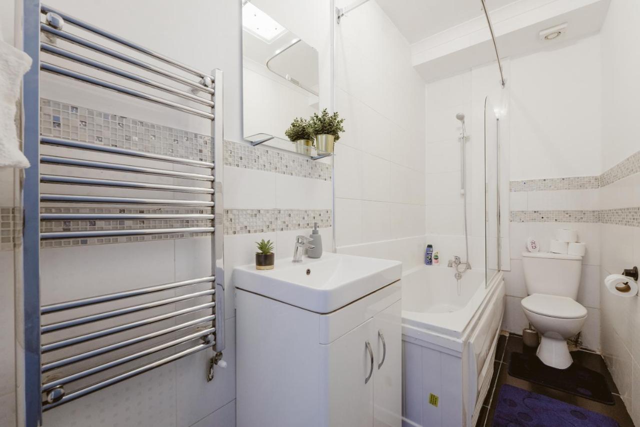 Guest house Great In Stepney Station - 12 London