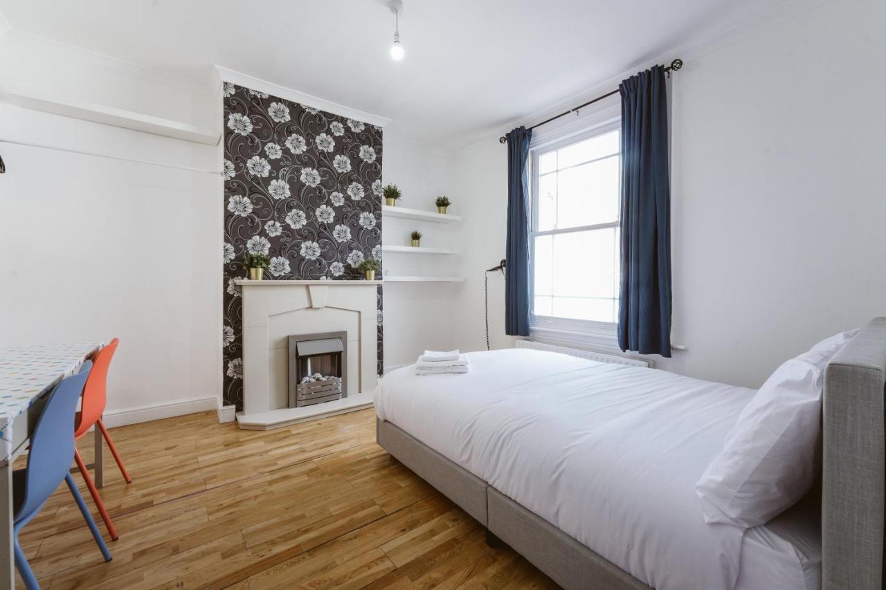Guest house Great In Stepney Station - 12