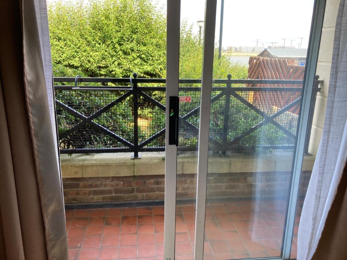 Comfortable With Private Balcony And Shared House Privatunterkunft *