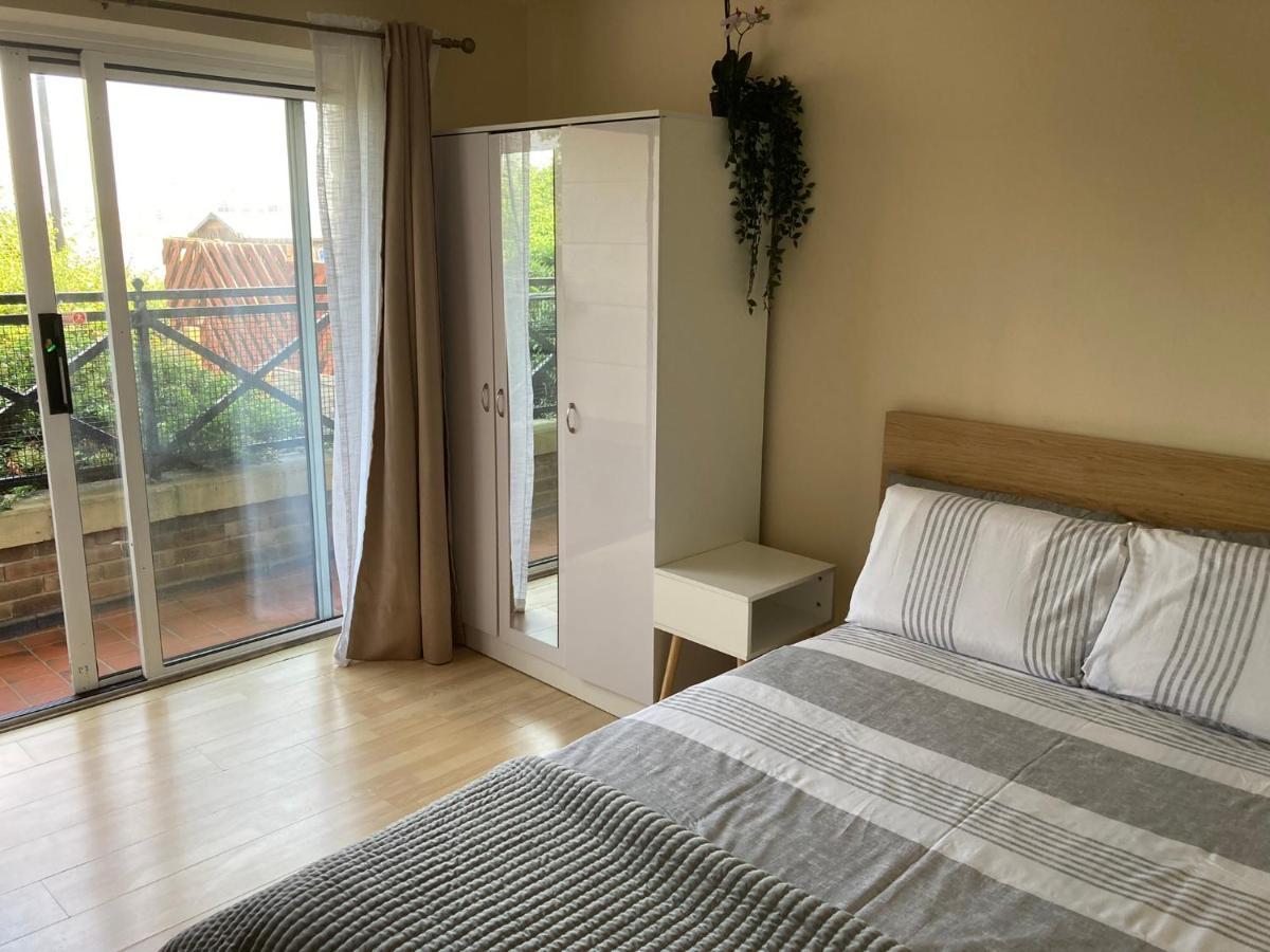 Comfortable With Private Balcony And Shared House Privatunterkunft *
