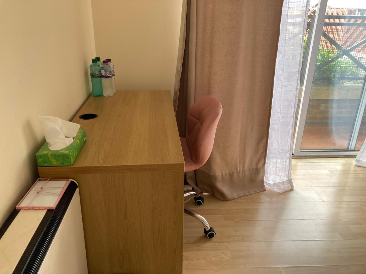 Privatunterkunft Comfortable With Private Balcony And Shared House *