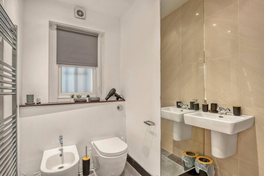 Lägenhet Spacious 3 Bed Apt- Earls Court