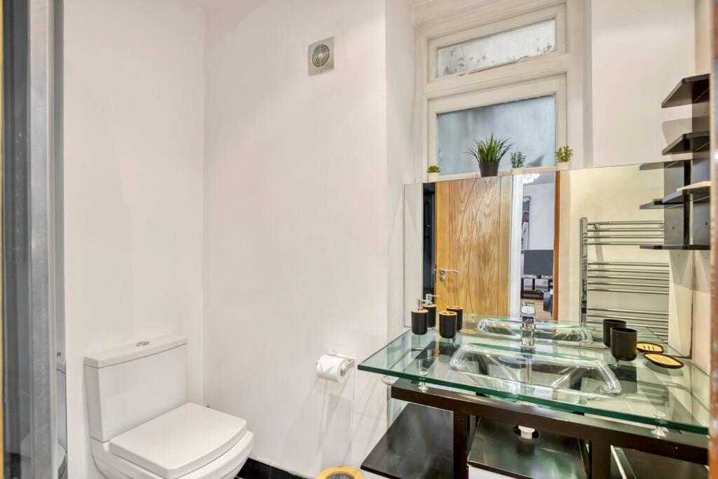 Spacious 3 Bed Apt- Earls Court Lägenhet *