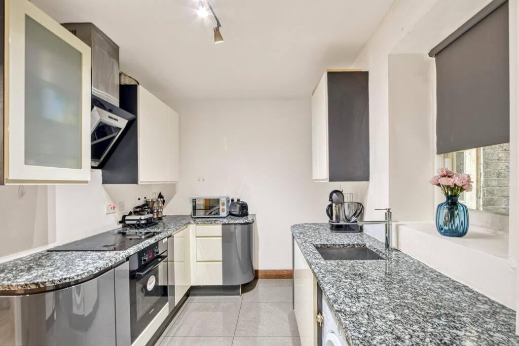 Spacious 3 Bed Apt- Earls Court * London