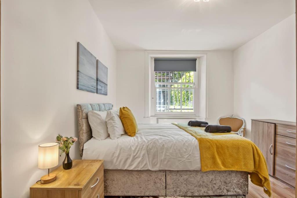 Spacious 3 Bed Apt- Earls Court Lägenhet *