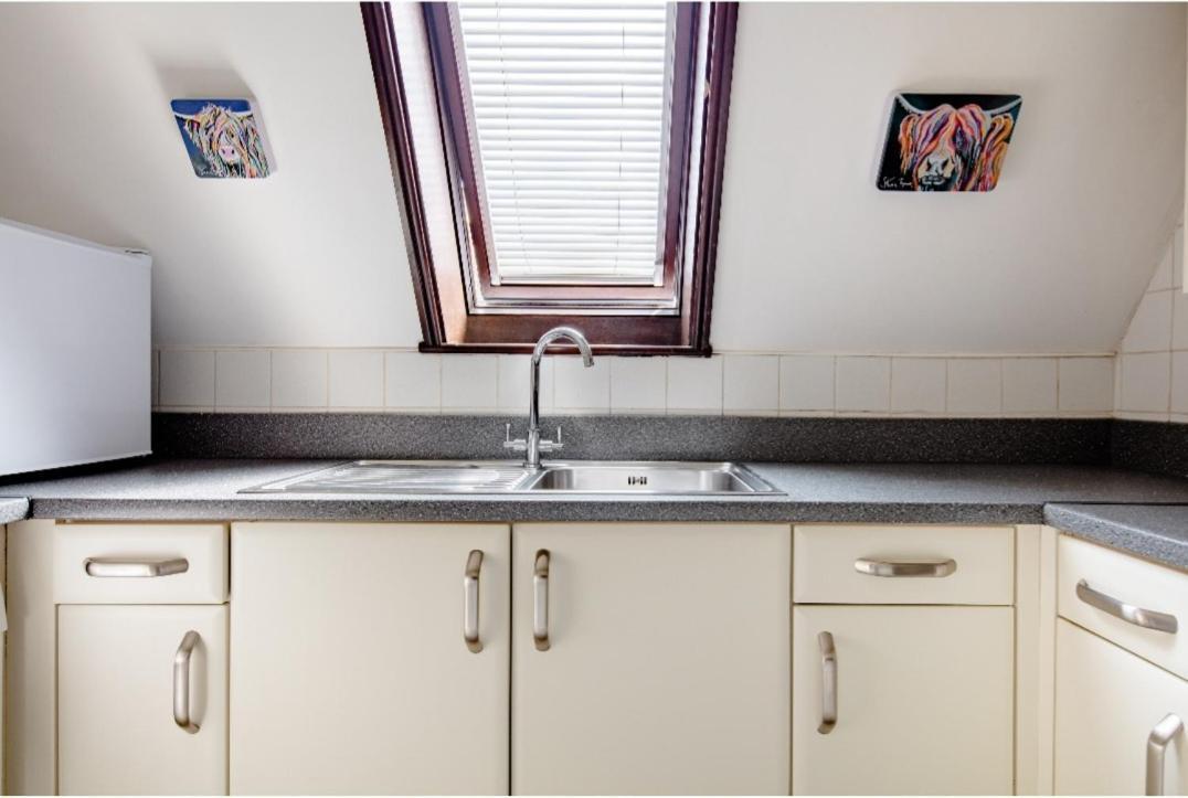 Spacious 2 Mins From Station * London