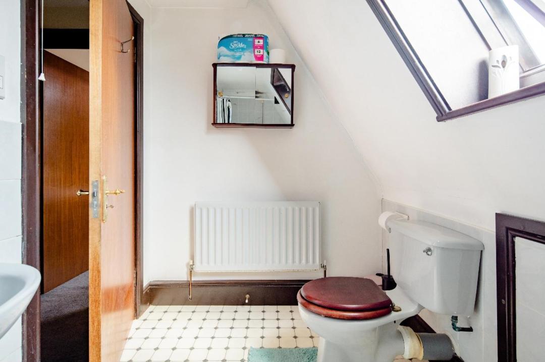 Spacious 2 Mins From Station Gjestgiverier London