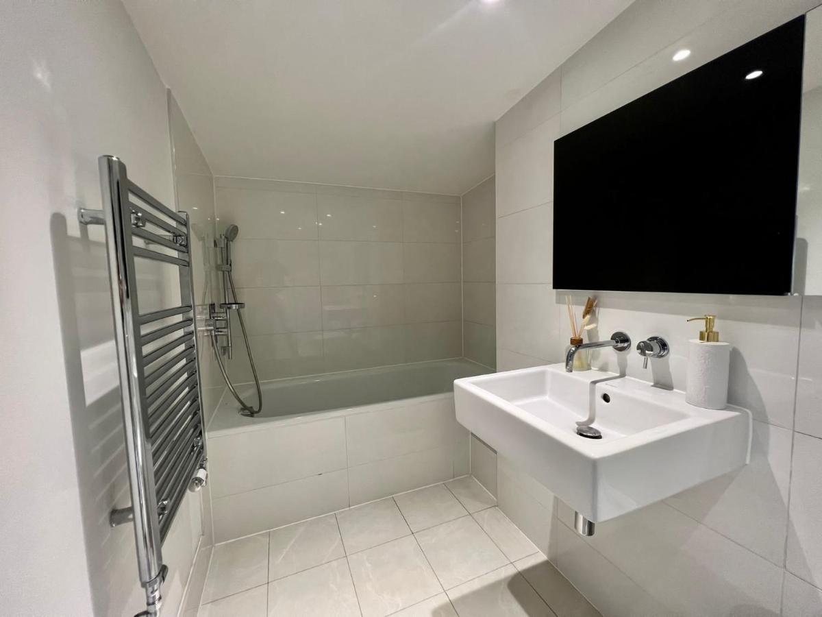 Apartment Penthouse In Wembley London