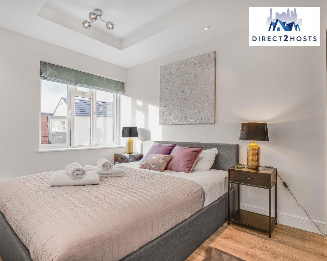 Apartment Stylish West Oasis: Two-bedroom With Workspace