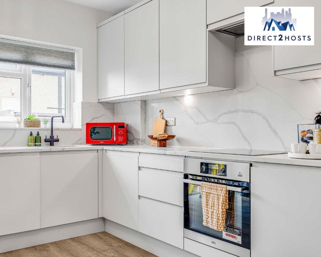 Stylish West Oasis: Two-bedroom With Workspace Apartment London