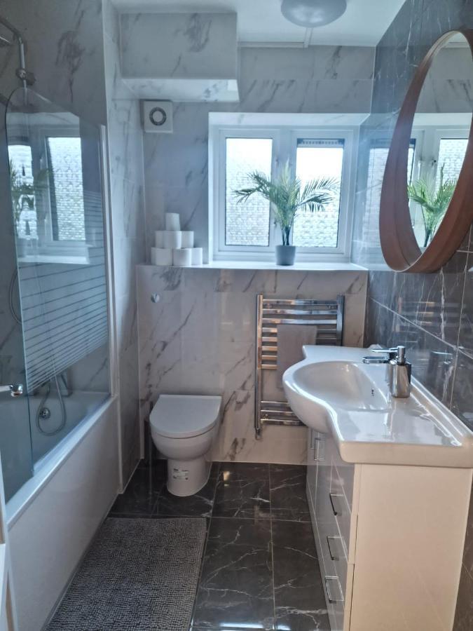 Ozan's Flat Double Bedroom-1, Sharing Kitchen And Bath Leilighet London