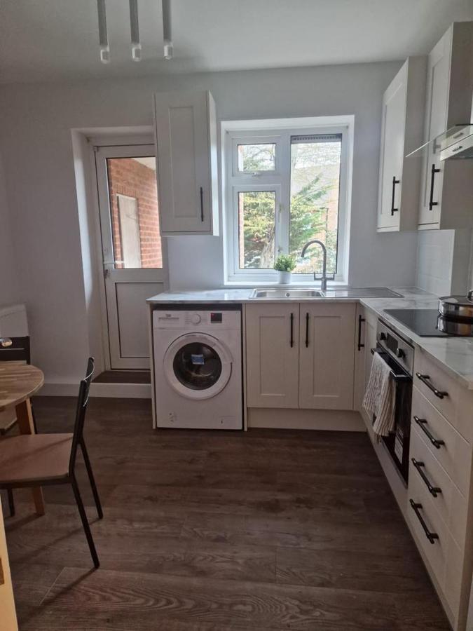 Leilighet Ozan's Flat Double Bedroom-1, Sharing Kitchen And Bath London