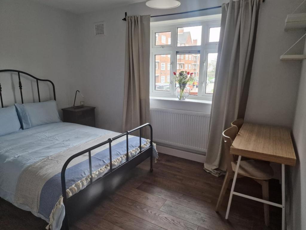 Leilighet Ozan's Flat Double Bedroom-1, Sharing Kitchen And Bath *