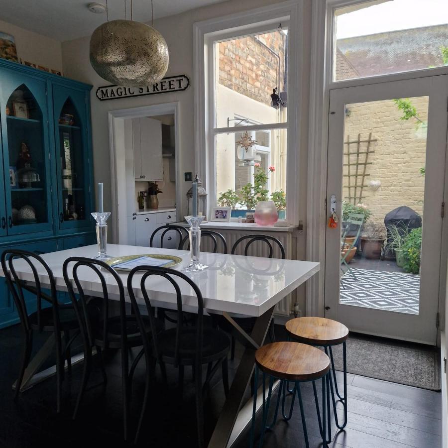 Colourful 2 Bed 2 Bath Tooting House Appartement Londen