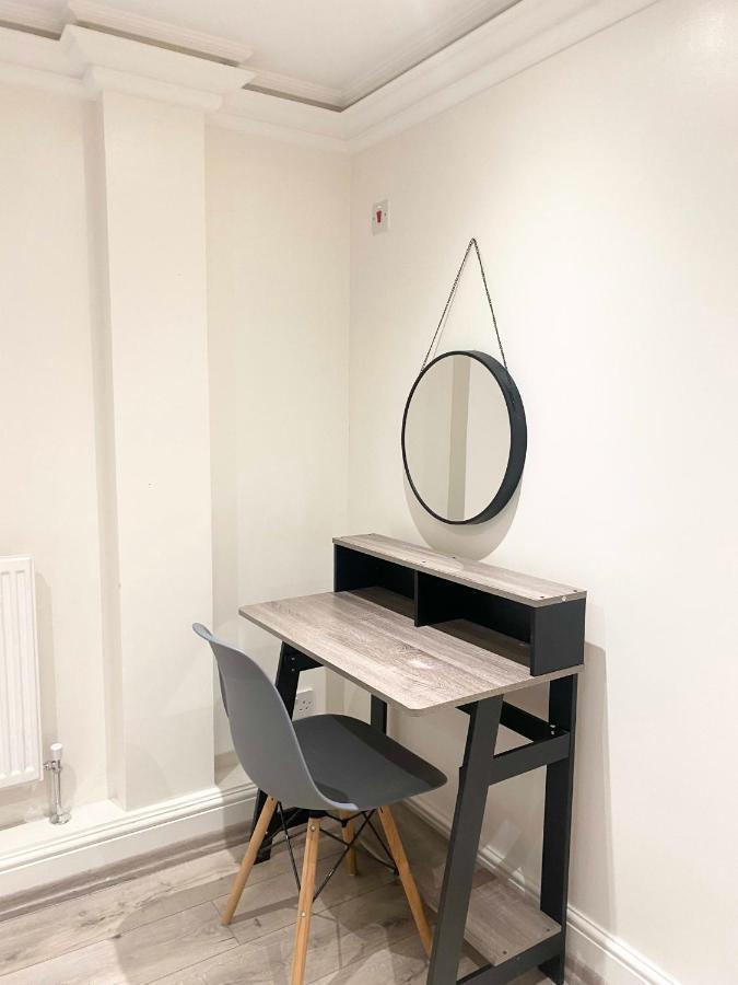 Stylish En Double Kensington Apartment