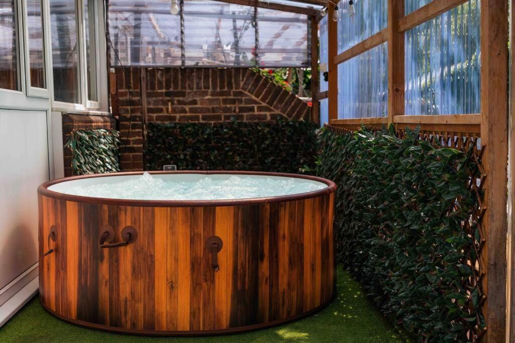 Contractor Base With Pool Table Feriehus London