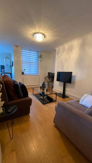 Appartement 2 Bedroom Flat In Camberwell - Location With Excellent Connections To Tourist Attractions And Main Airports