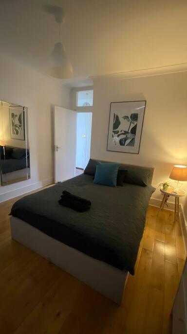 Appartement 2 Bedroom Flat In Camberwell - Location With Excellent Connections To Tourist Attractions And Main Airports *