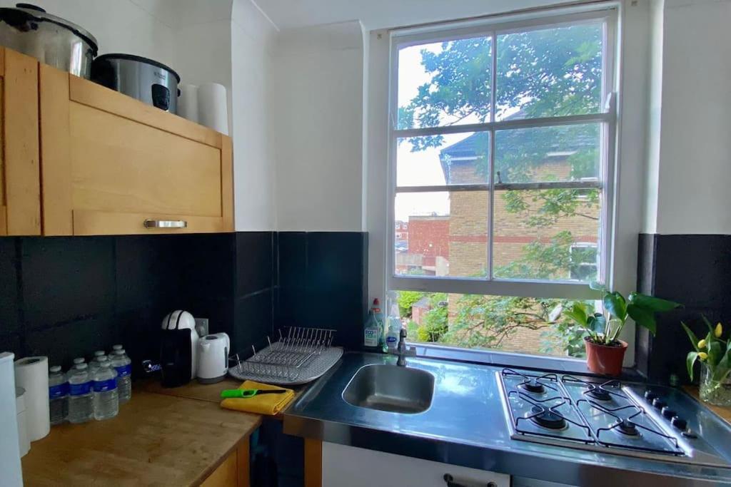 2 Bedroom Flat In Camberwell - Location With Excellent Connections To Tourist Attractions And Main Airports Appartement Londen