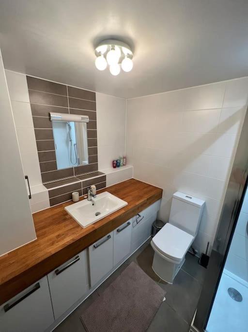 Specious In Bayswater Apartment