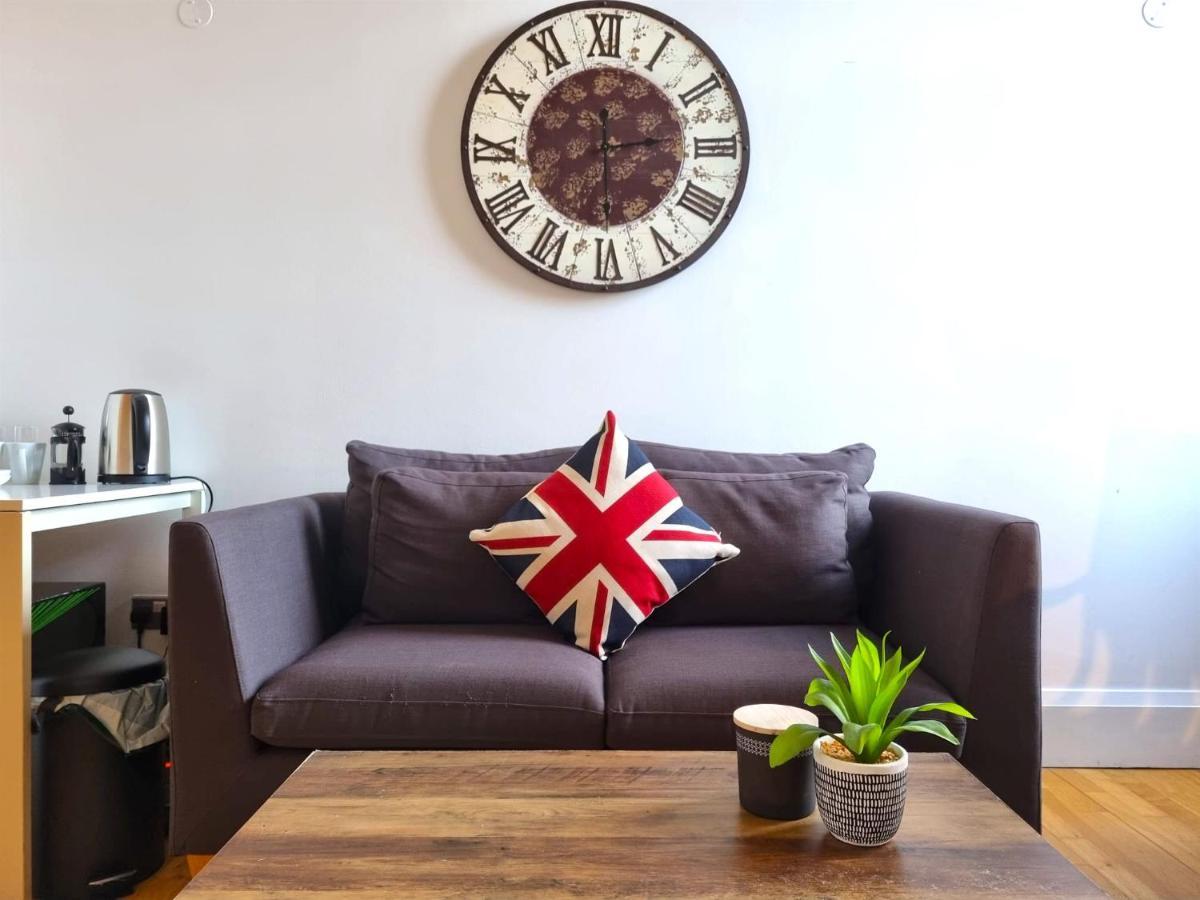 Spacious Studio In Old St Apartment London