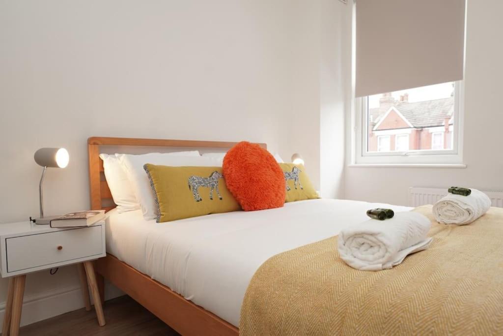 Newly Renovated Modern 4 Bed 3 Bath Apartment *