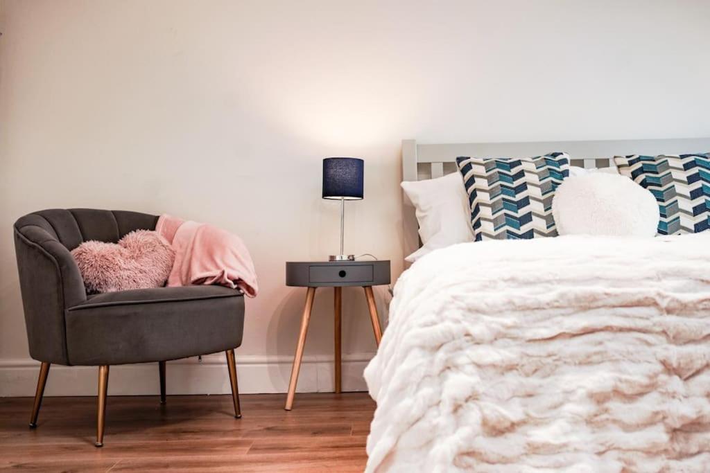 Newly Renovated Modern 4 Bed 3 Bath Apartment *