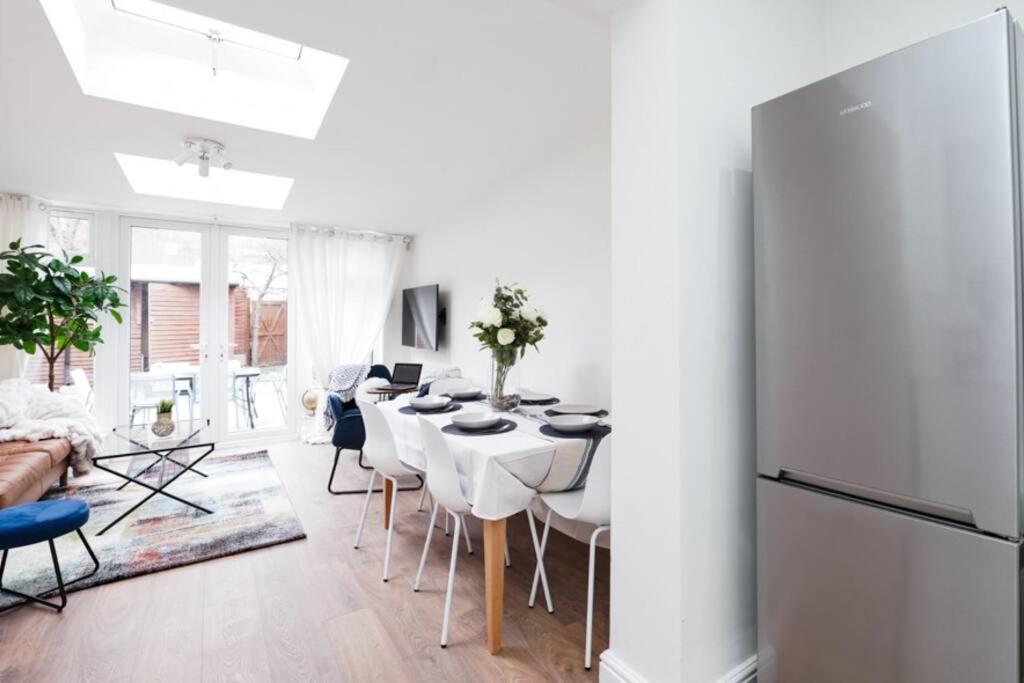 Newly Renovated Modern 4 Bed 3 Bath