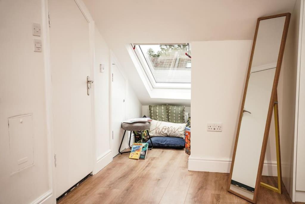 Newly Renovated Modern 4 Bed 3 Bath Lägenhet