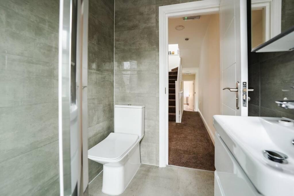 Lägenhet Newly Renovated Modern 4 Bed 3 Bath