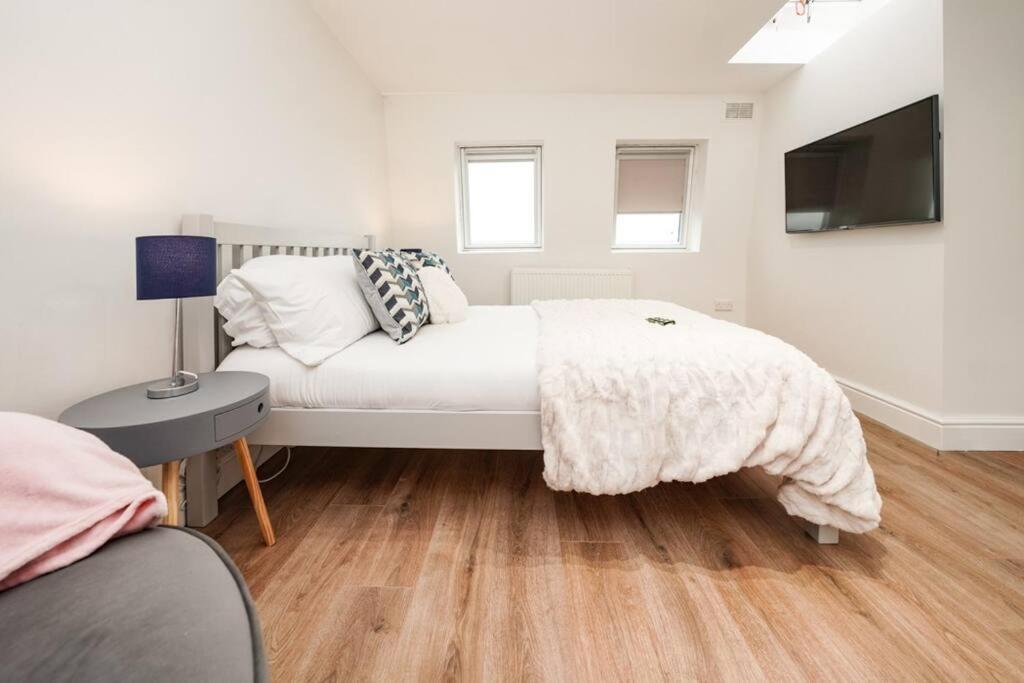 Newly Renovated Modern 4 Bed 3 Bath