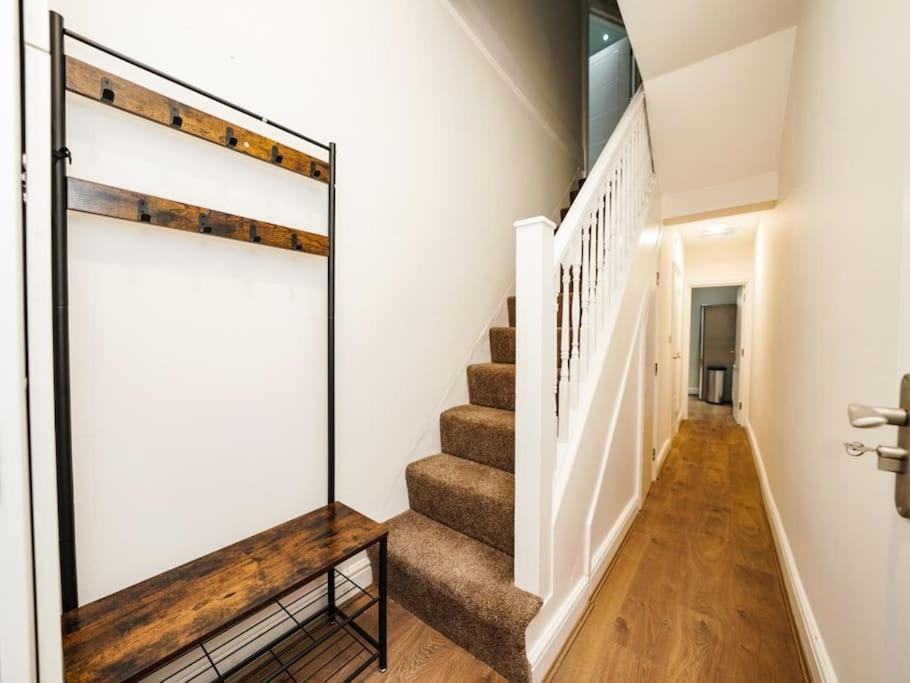 Apartment Newly Renovated Modern 4 Bed 3 Bath *
