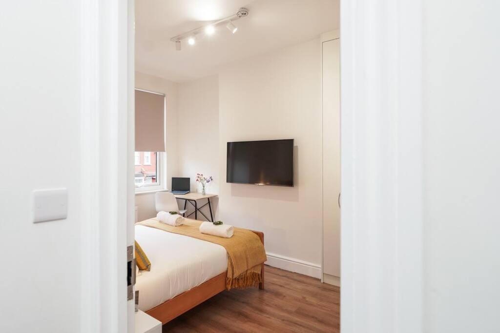 Apartment Newly Renovated Modern 4 Bed 3 Bath London