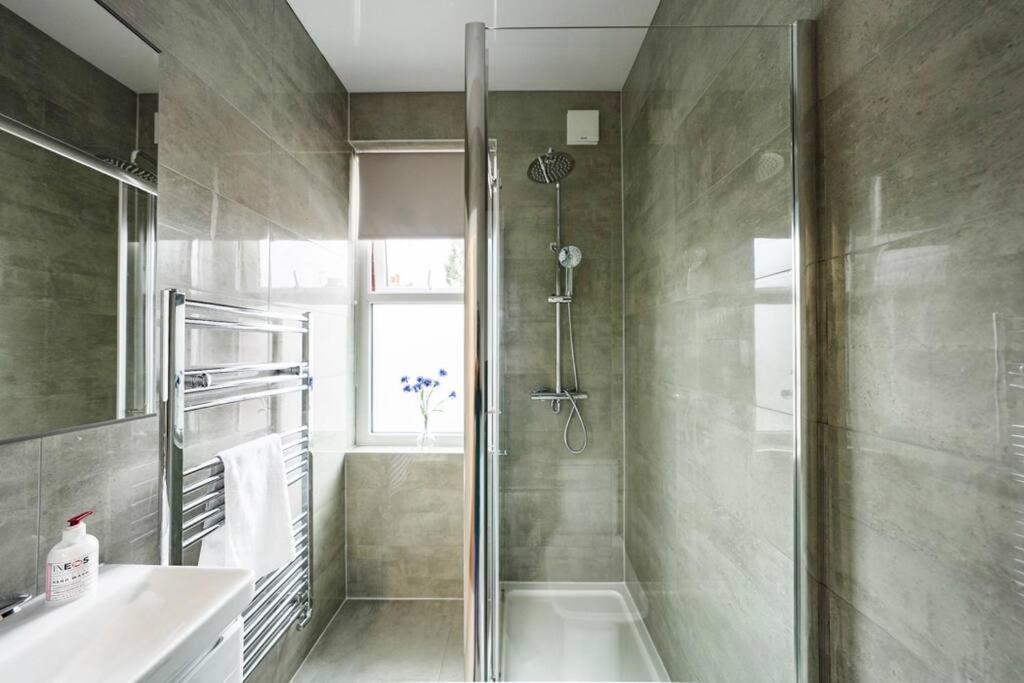 Newly Renovated Modern 4 Bed 3 Bath Lägenhet London
