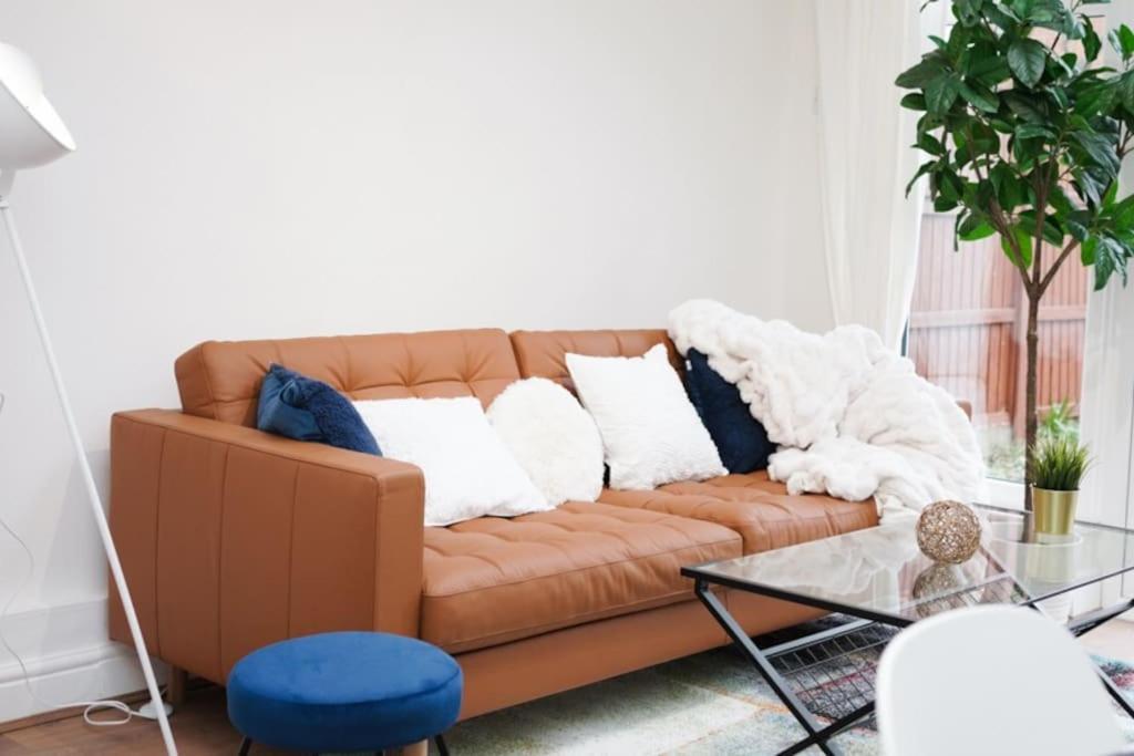 Newly Renovated Modern 4 Bed 3 Bath Lägenhet