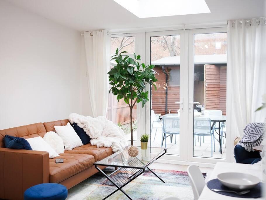 Newly Renovated Modern 4 Bed 3 Bath Lägenhet London