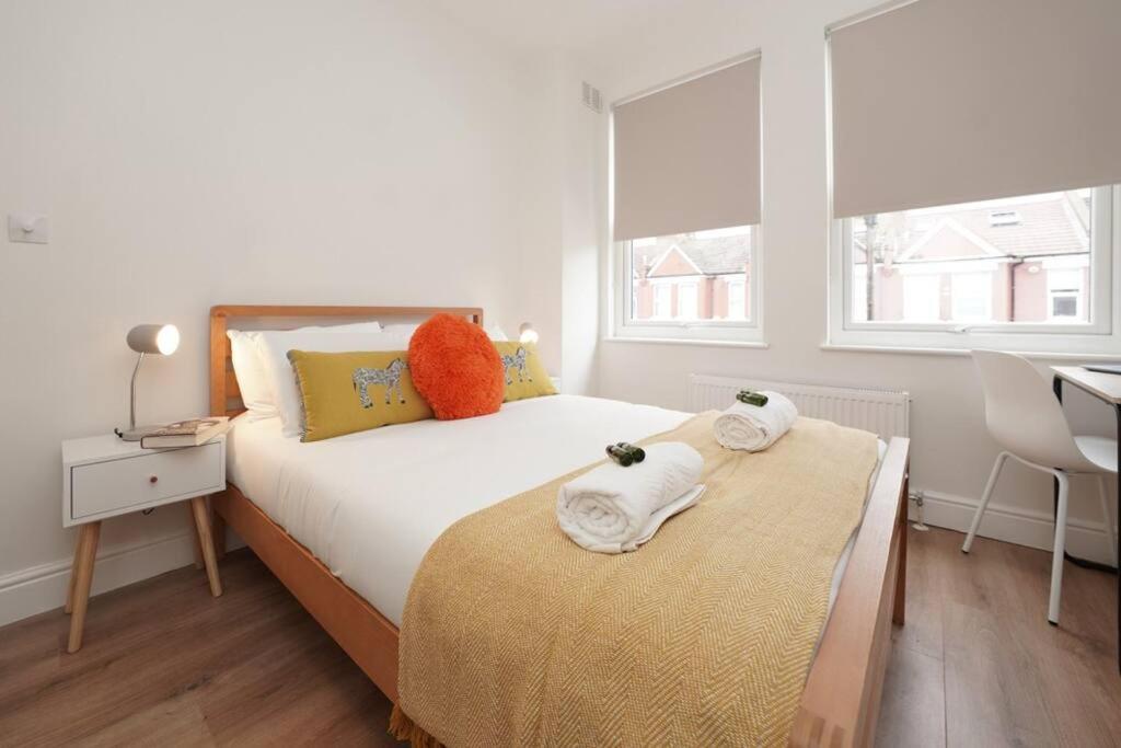 Newly Renovated Modern 4 Bed 3 Bath Lägenhet London