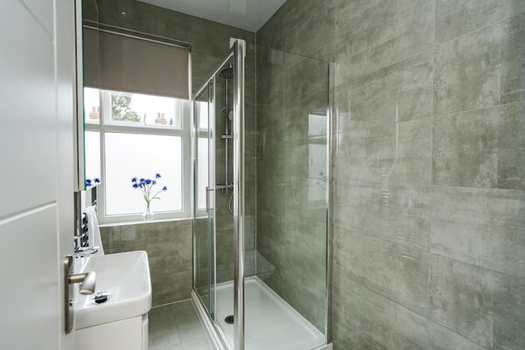 Newly Renovated Modern 4 Bed 3 Bath Lägenhet *