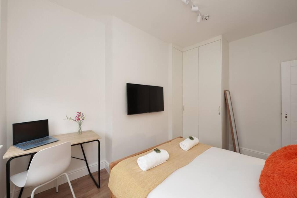 Newly Renovated Modern 4 Bed 3 Bath Lägenhet