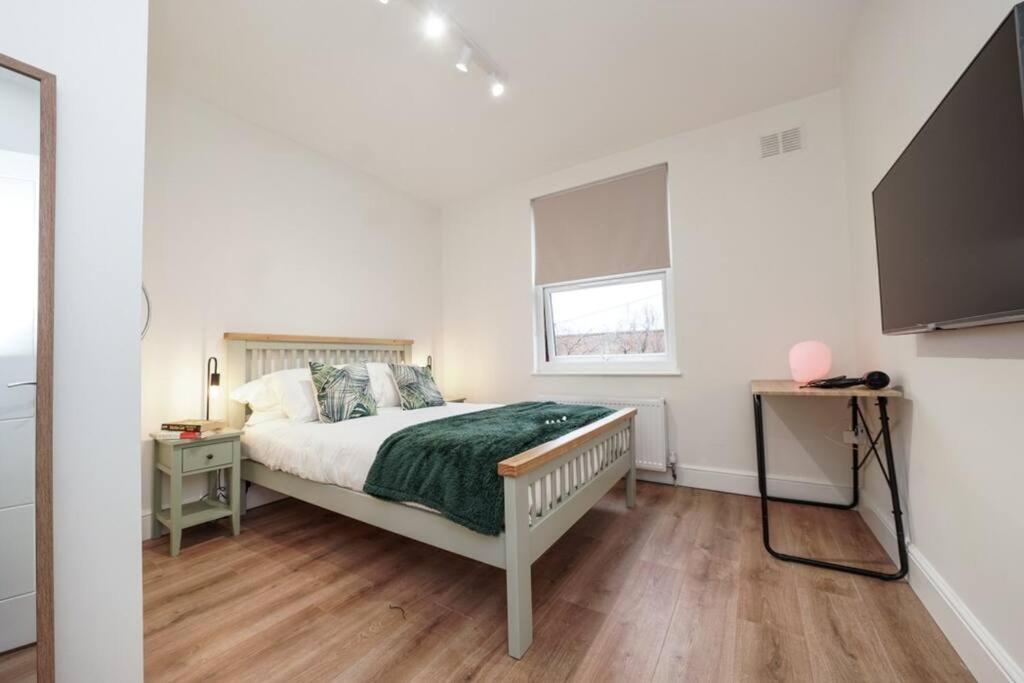 Newly Renovated Modern 4 Bed 3 Bath Lägenhet *