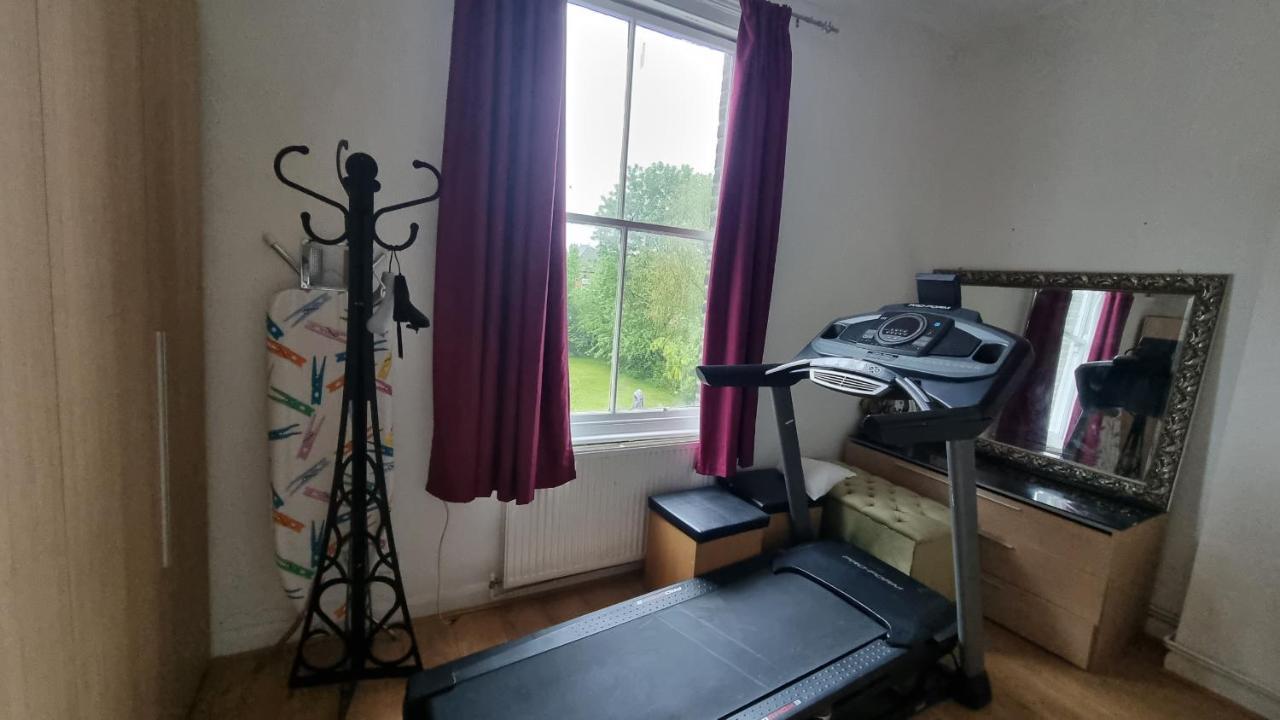 Bed & Breakfast Extra Large One Bedroom Flat With Parking *