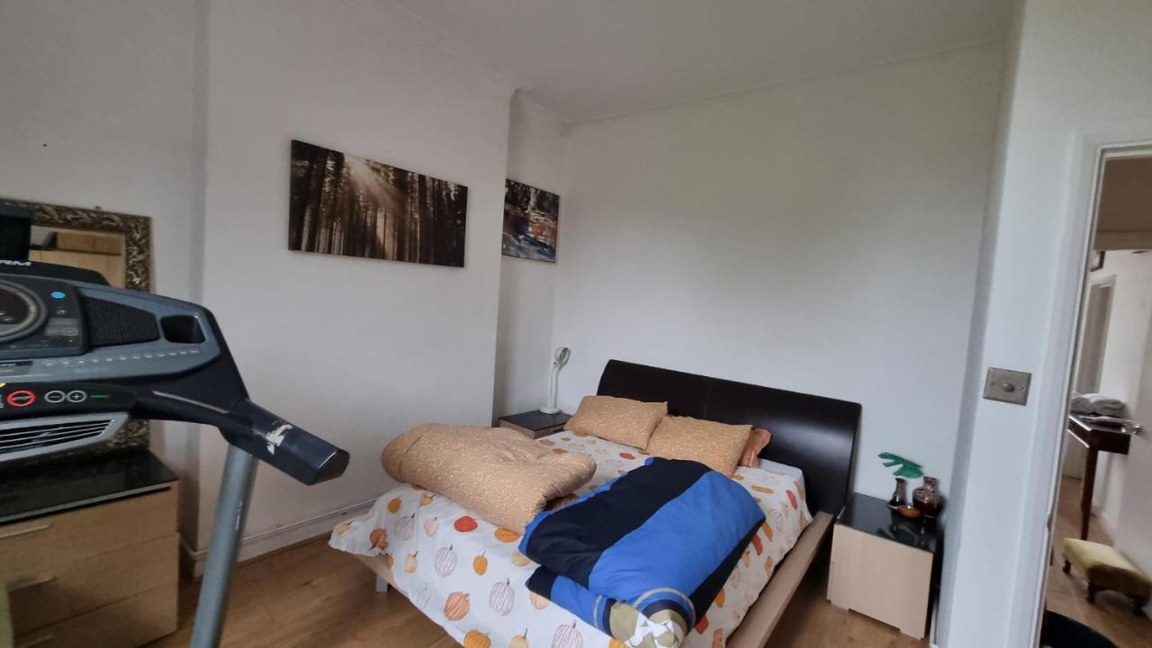 Bed & Breakfast Extra Large One Bedroom Flat With Parking Londra