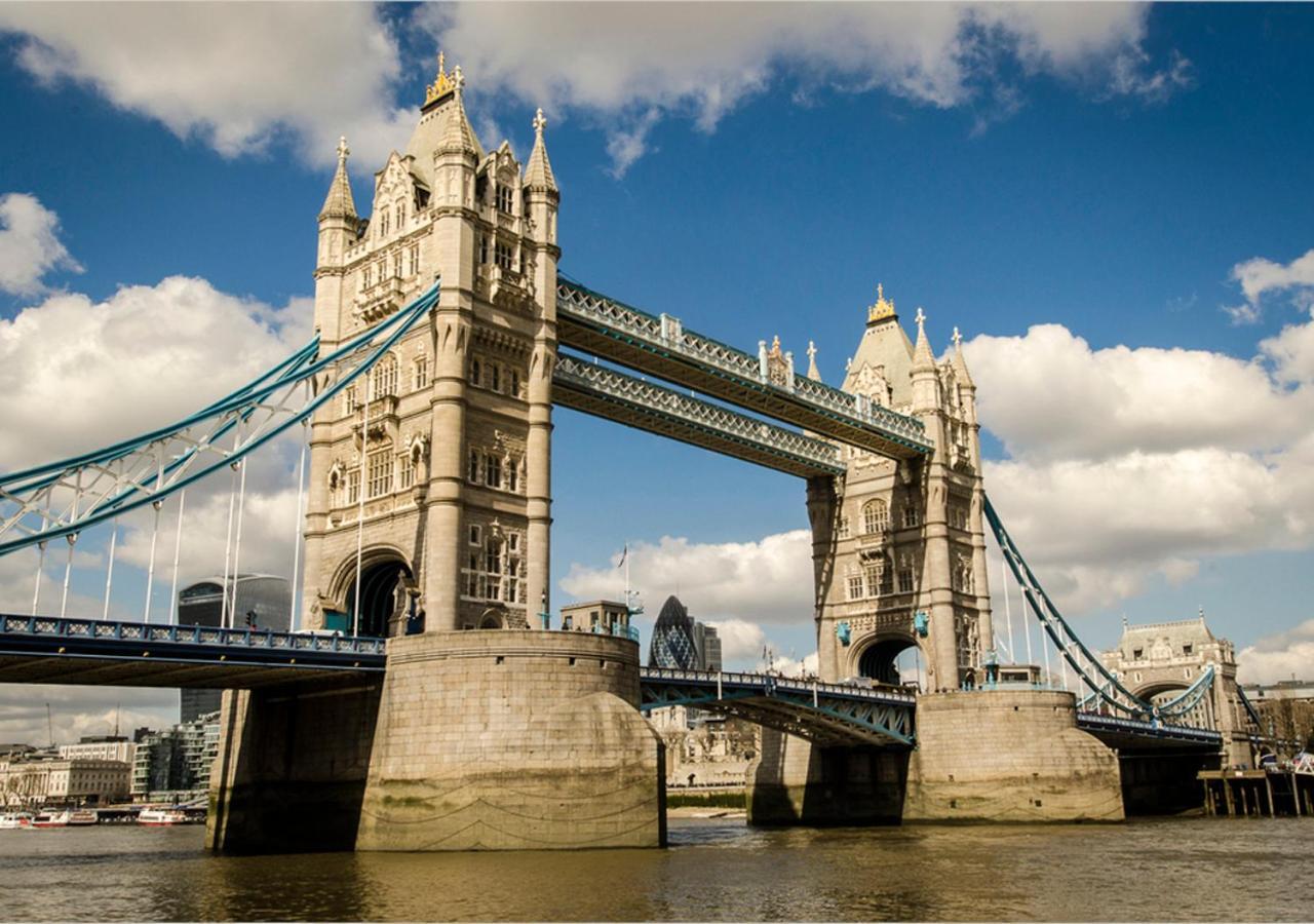 Bridge Nearby Tower Bridge The Shard And Borough Market * Londen