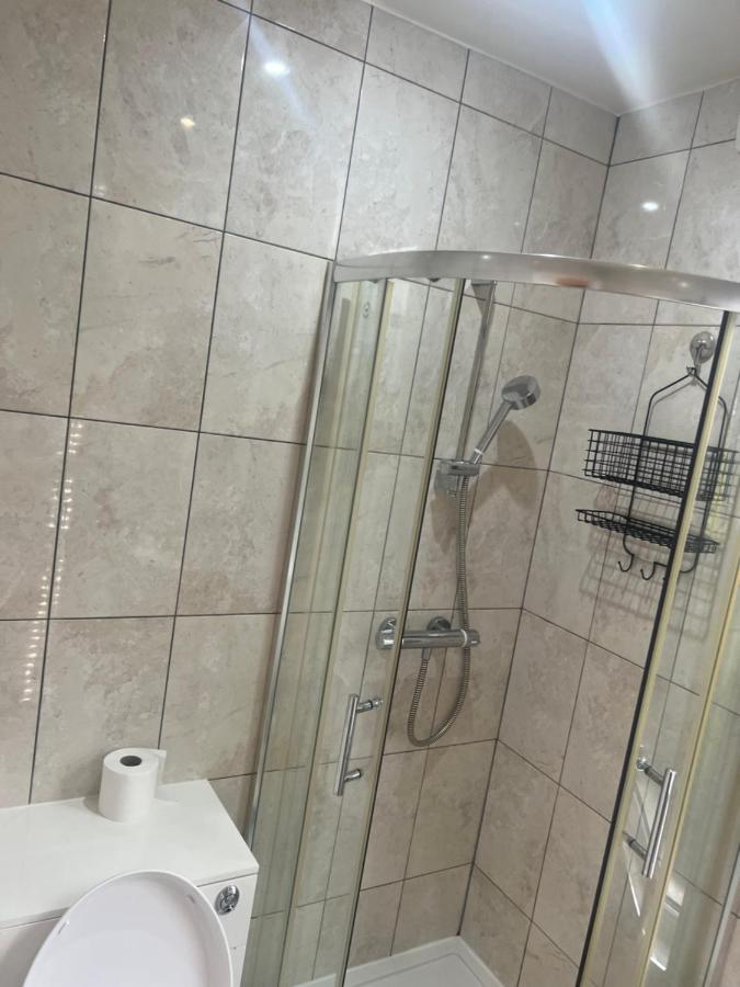 Large Modern Studio Flat *