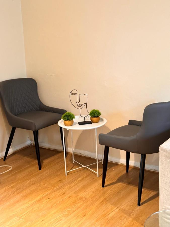 A Beautiful One Bedroom Within The Heart Of London..fully Furnished Close To Social Amenities..