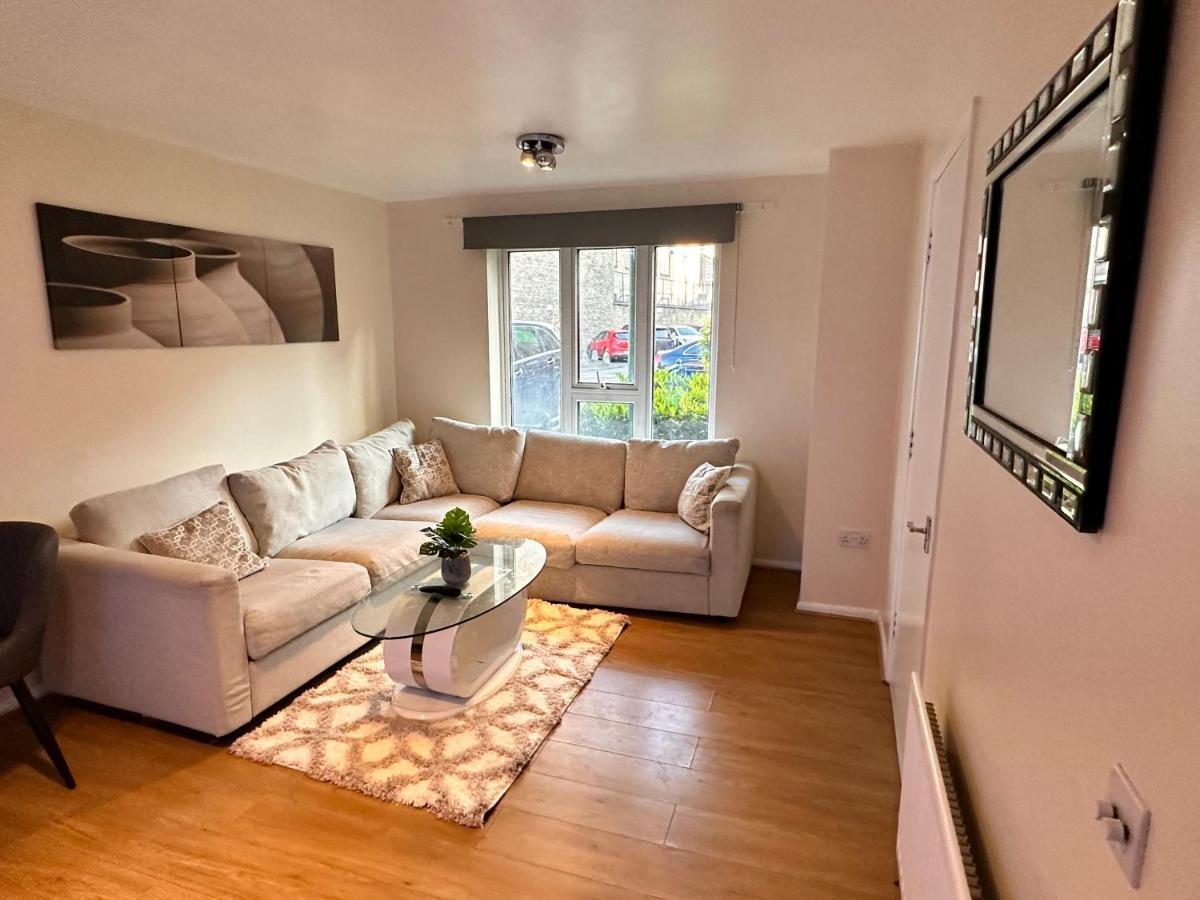 A Beautiful One Bedroom Within The Heart Of London..fully Furnished Close To Social Amenities.. * London